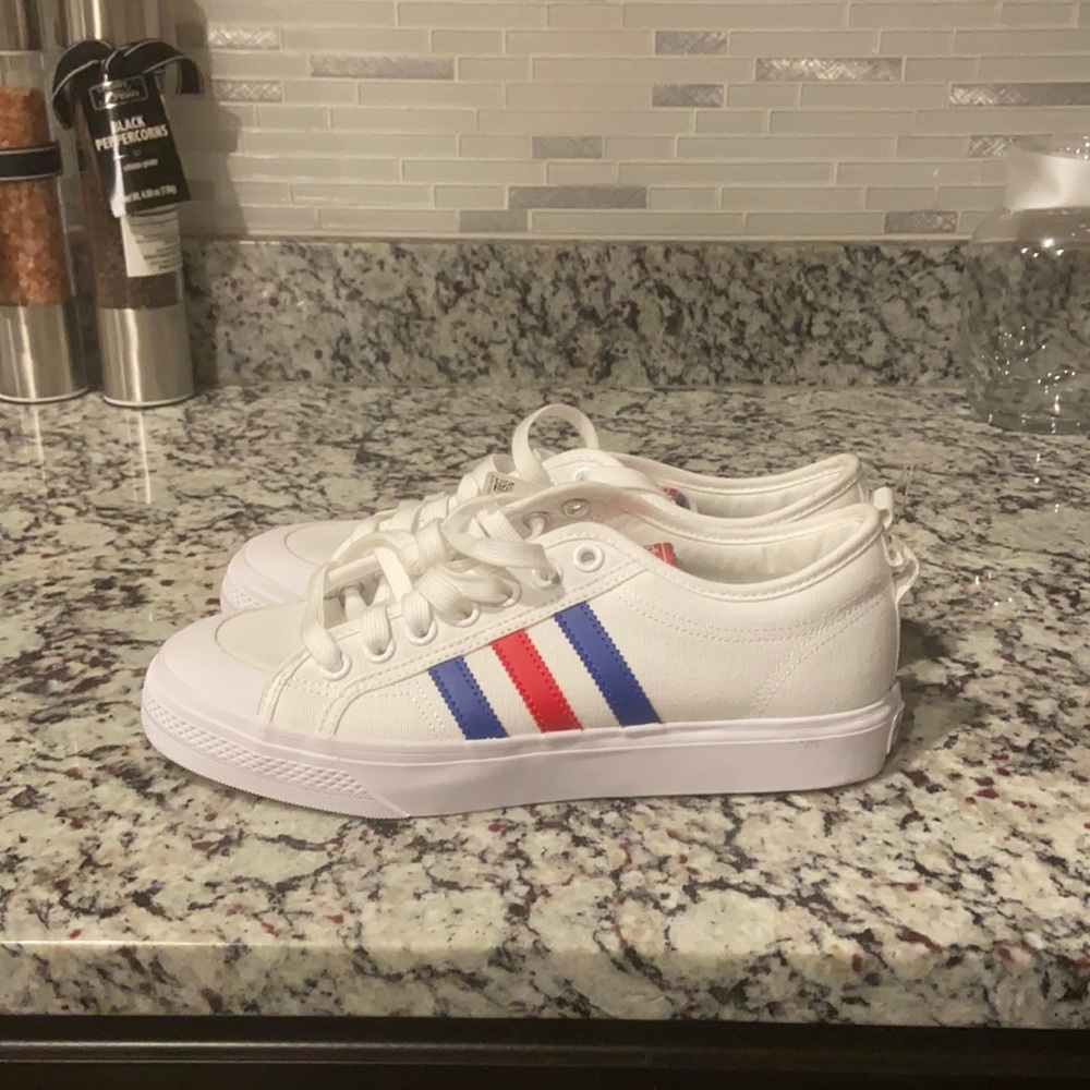 Mens size 8.5- Adidas Nizza white/red/blue